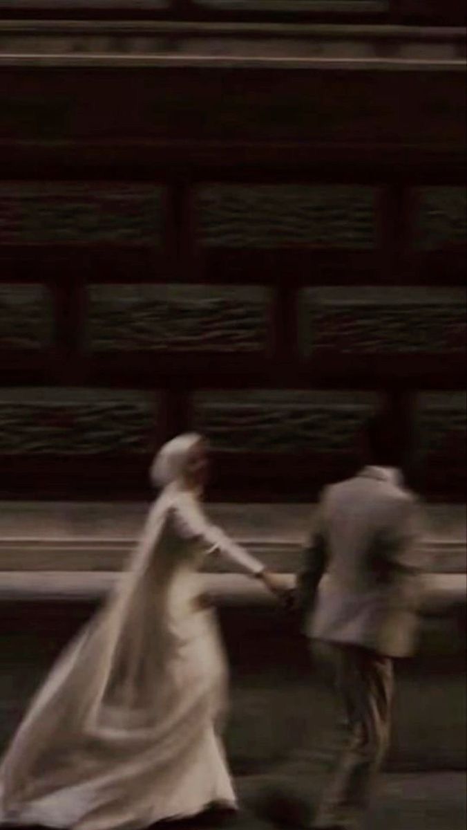 Pasangan pengantin berjalan bersama