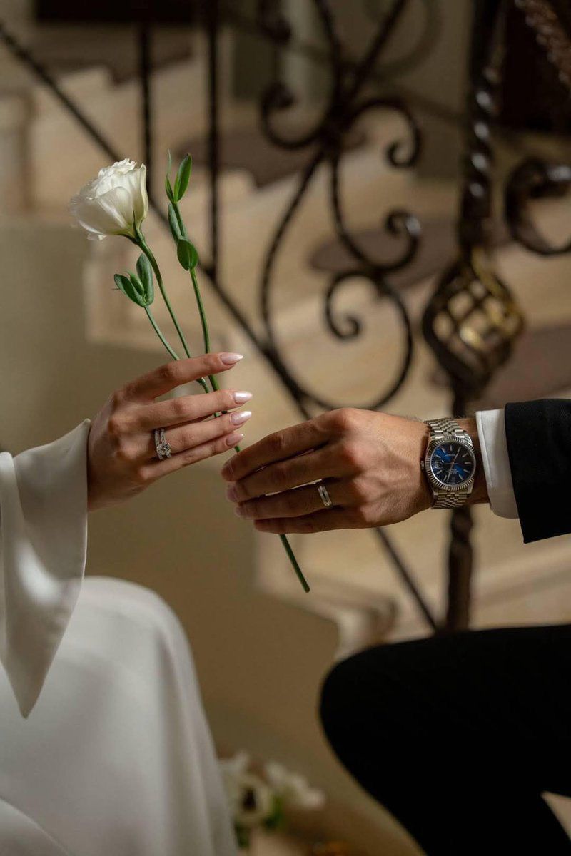 Pengantin memegang bunga mawar putih